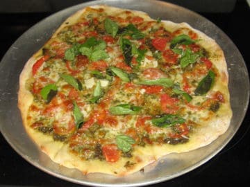 Homemade pizza - that's how to save money on food while traveling