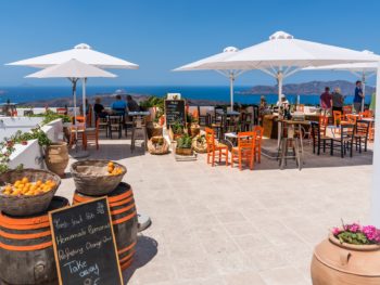 Santorini restaurant, a good place to save money on food while traveling